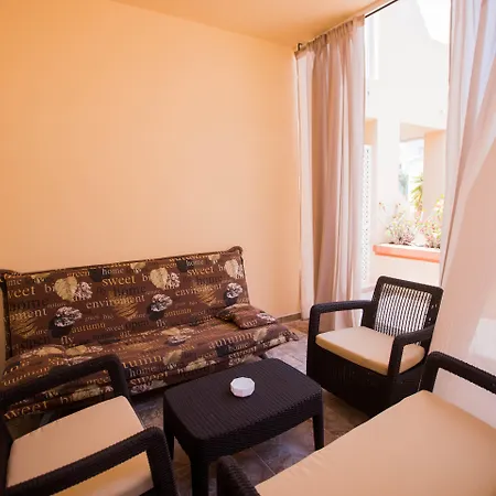 Yucca Park מלון דירות אדחה